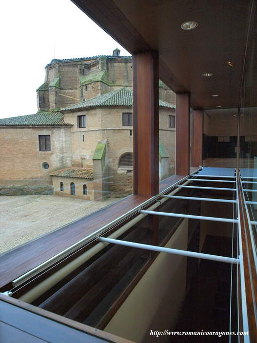 MUSEO-ZPND DE OFICINAL- Y AL FONDO, LA CATEDRAL